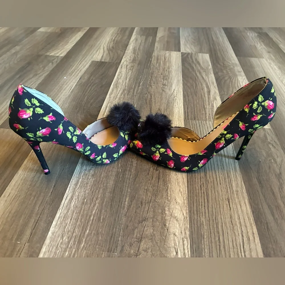 NWOT Betsey Johnson Harly Rose Motif Stilettos SZ 7